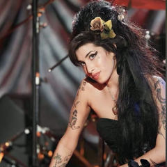 Amy Winehouse: Ο πατέρας της καλείται να πληρώσει σχεδόν 1 εκατ. λίρες σε φίλες της