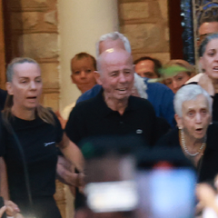 Συντετριμμένοι οι γονείς του Γιώργου Μαζωνάκη στην κηδεία του