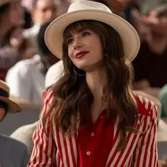 Lily Collins: Ανακοίνωσε το τέλος του “Emily in Paris” με φόντο τη Μύκονο