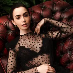 Lily Collins: Βρέθηκε το αξίας 70.000 ευρώ δαχτυλίδι αρραβώνων της, μετά από τρία χρόνια