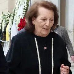 Βάσω Καζαντζίδη: Η καθηλωτική στιγμή που χαϊδεύει το φέρετρο της Μαρινέλλας