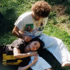 Selena Gomez: Φιλά τα βρώμικα πόδια του Benny Blanco και γίνεται viral