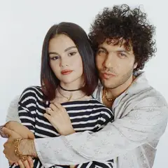 Benny Blanco: Εμφανίστηκε σε podcast με λερωμένες πατούσες και δέχτηκε κριτική