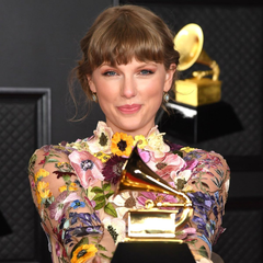 Taylor Swift: Έδειξε για πρώτη φορά τη βέρα του γάμου της με τον Travis Kelce