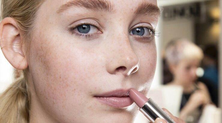 Αυτό το κραγιόν προσφέρει έντονο χρώμα, ενυδάτωση και διάρκεια έως και 8 ώρες