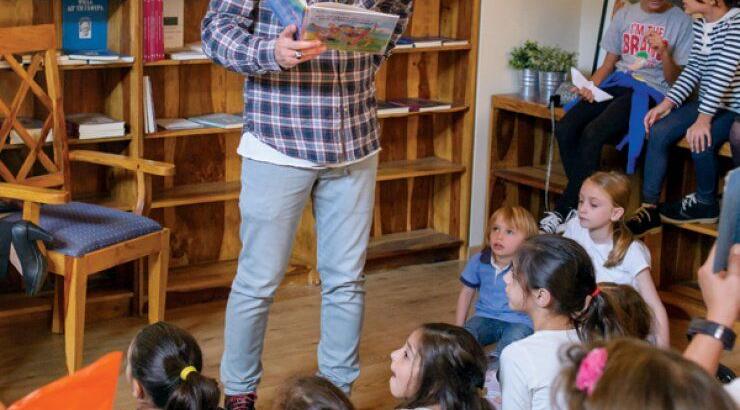 Χρύσανθος Τσουρούλλης: Διάβασε παραμύθια σε μικρά παιδιά
