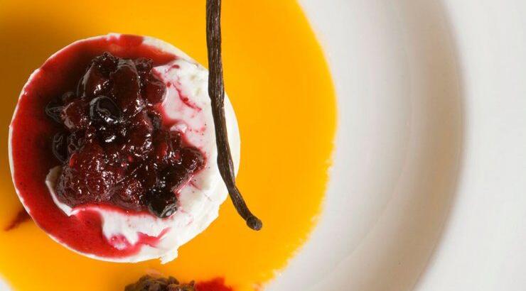 Πανακότα με μαρμελάδα απο φρούτα του δάσους σε μάνγκο σος