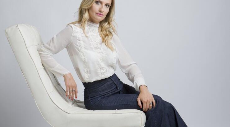 Γωγώ Αλεξανδρινού: Δείτε τη να κοιμάται στον καναπέ του γραφείου της