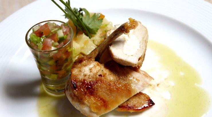 Κοτόπουλο φιλέτο γεμιστό με τυρί και πατατοσαλάτα