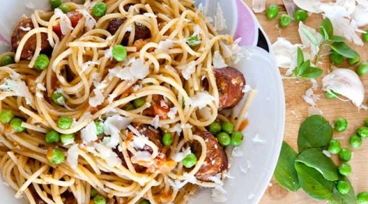 Μακαρονάδα με βασιλικό και λουκάνικα