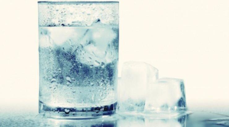 Μπορείς να αδυνατίσεις πίνοντας νερό με παγάκια!