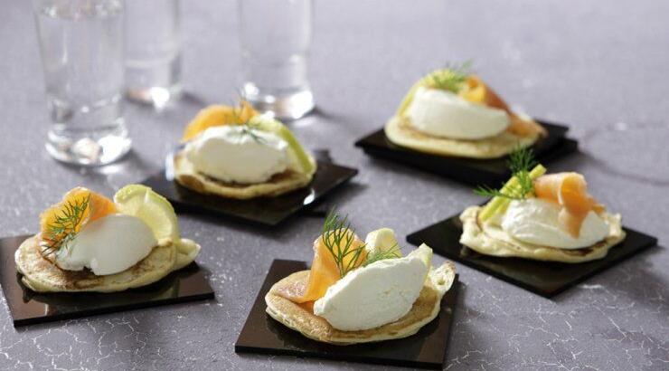 Μικρά μπλίνις με καπνιστό σολομό και Philadelphia