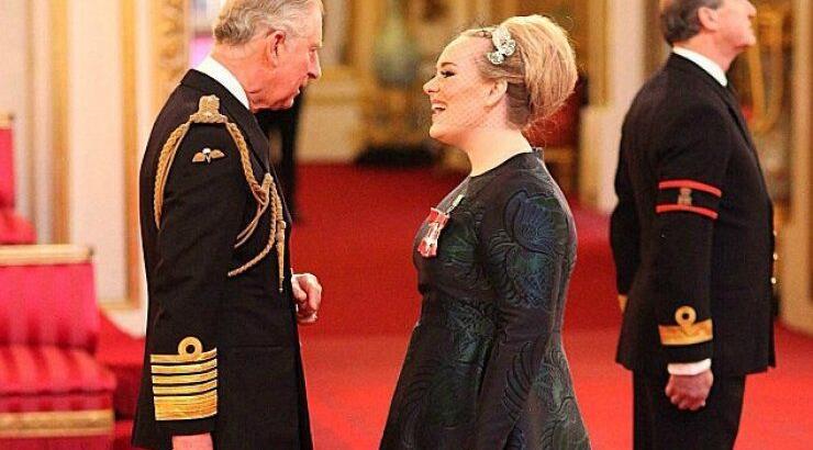 Πώς η Adele έκανε τους ανθρώπους του Μπάκινγκχαμ να νιώσουν άβολα! [video]