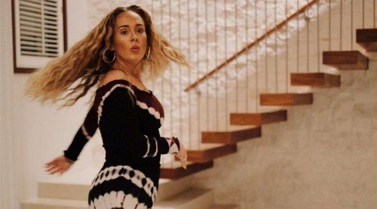 Adele: Μιλάει πρώτη φορά για τη νέα της εικόνα μετά την απώλεια κιλών και τον γιο της