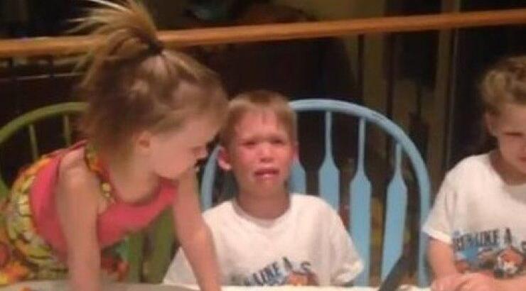 5χρονος ξέσπασε επειδή θα αποκτήσει και τρίτη αδερφούλα [βίντεο]