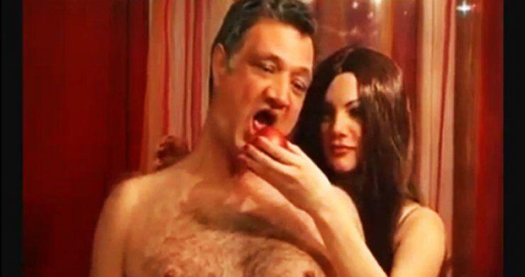 Ο γυμνός αδερφός του Άδωνι δαγκώνει το μήλο της Πέπης