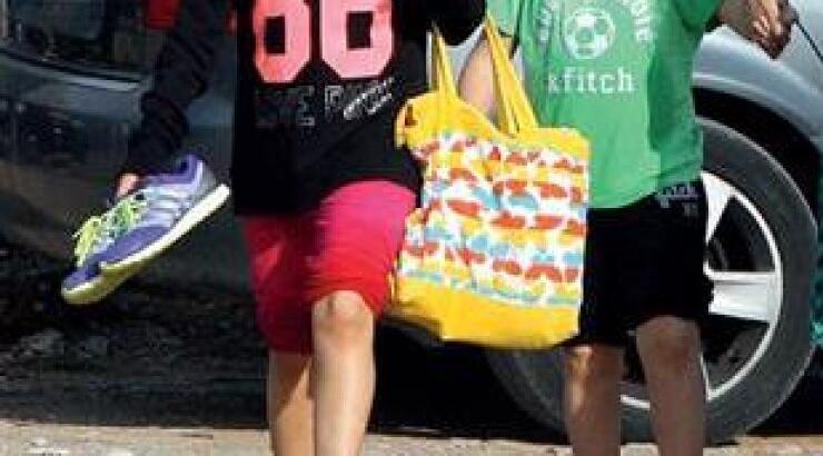 Βγήκε ο ήλιος & τα παιδιά της Ελληνίδας τραγουδίστριας φόρεσαν σαγιονάρες και πήγαν παραλία