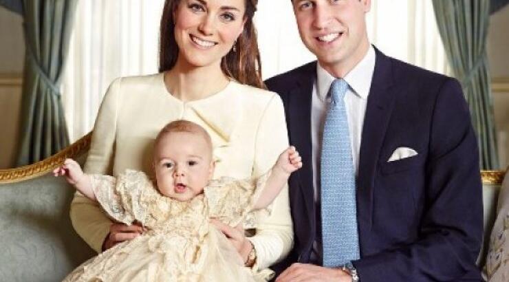 H πρώτη βόλτα του πρίγκιπα George στο πάρκο με τη μαμά Kate!