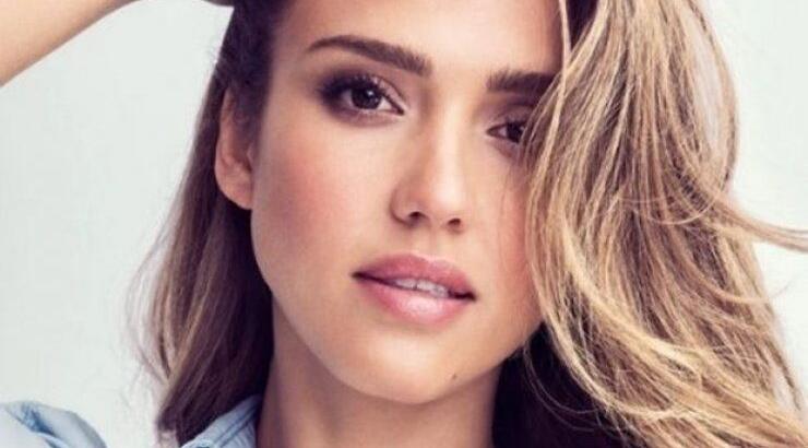 Η Jessica Alba σου δείχνει ποιο είναι το απόλυτο πανωφόρι της σεζόν