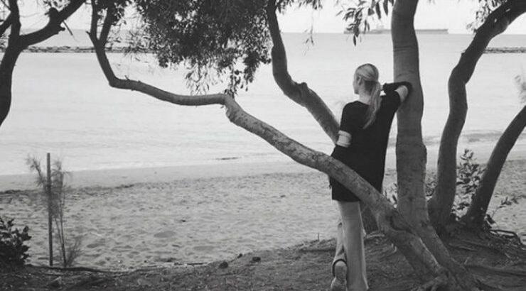 Αυτή είναι η όμορφη παρουσιάστρια που έδωσε τα χέρια με το ΣΙΓΜΑ!