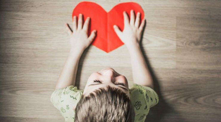 Αυτισμός: Τι συμπτώματα παρουσιάζει ένα παιδί ανάλογα με την ηλικία