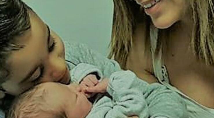 Η οκτώ μηνών κόρη της Κατερίνας Αγαπητού χαμογελάει στην αγκαλιά της μαμάς της και είναι μία κούκλα!