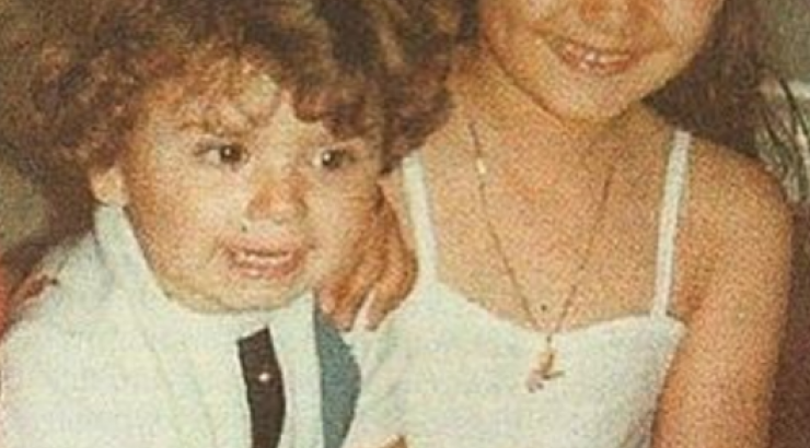 Ποια Ελληνίδα τραγουδίστρια είναι το κοριτσάκι στη φωτογραφία που ποζάρει μαζί με τον αδερφό της;