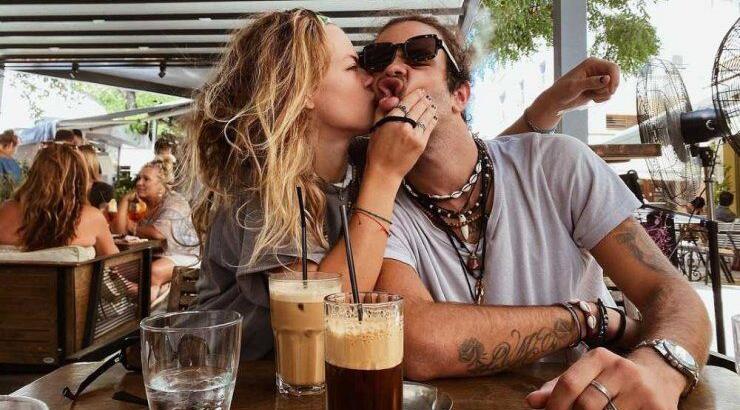 Άγγελος Λάτσιος: Τρυφερές στιγμές με την κούκλα σύντροφό του στο κέντρο της Αθήνας! [εικόνες]