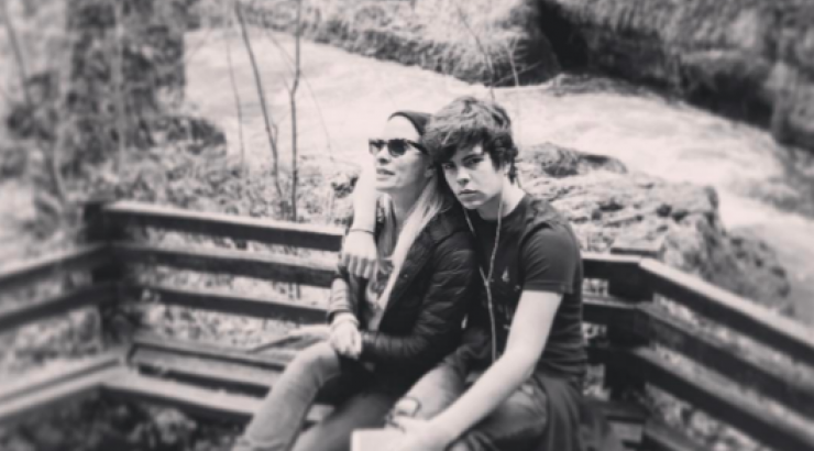 Ελένη Μενεγάκη: Η σφιχτή αγκαλιά από το γιο της που δεν θα σας αφήσει ασυγκίνητους! [εικόνες]