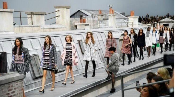 Μια άγνωστη γυναίκα ανέβηκε στην πασαρέλα του οίκου Chanel και περπάτησε αναμεσά στα μοντέλα