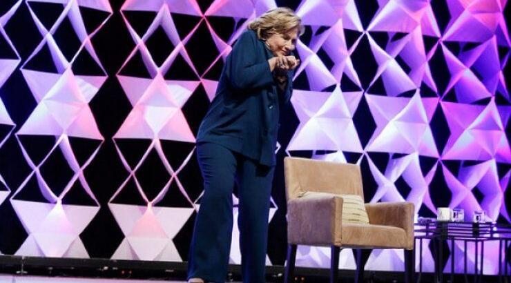 Hillary Clinton: Της πέταξαν παπούτσι την ώρα που μιλούσε σε συνέδριο!