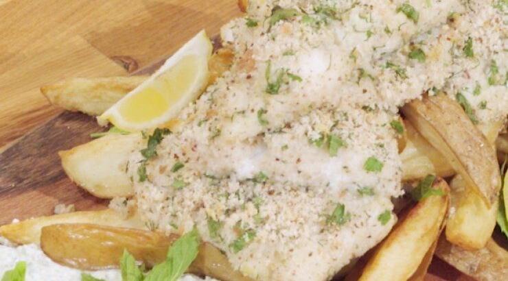 Ψάρι πανέ με σουμακ, σωσ ταρτάρ και πατάτες 