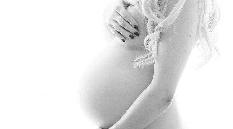 Έτοιμη να γεννήσεις! Δες τι πρέπει να έχει το νεσεσέρ σου για το μαιευτήριο 