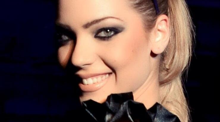 Δείτε το μονόπετρο δαχτυλίδι της Άντρης Καραντώνη