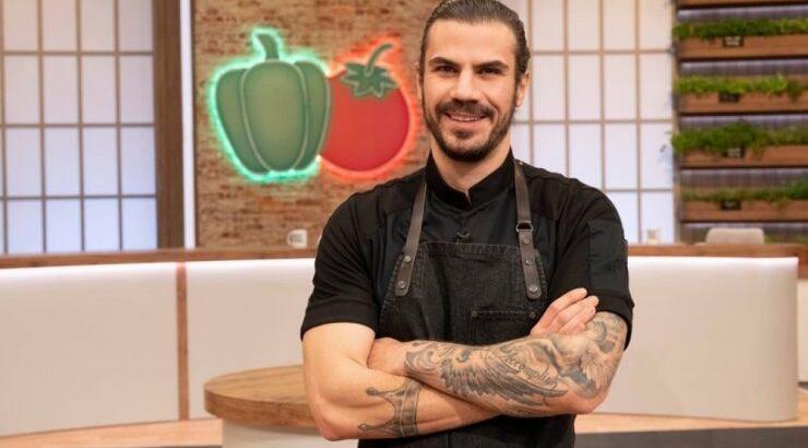 Άκης Πετρετζίκης: Αγνώριστη η εμφάνισή του λίγο πριν γίνει πατέρας [εικόνα]