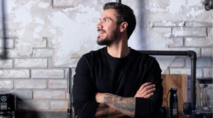 Άκης Πετρετζίκης: Μαζί με τον νεογέννητο γιο του στη δουλειά [βίντεο]