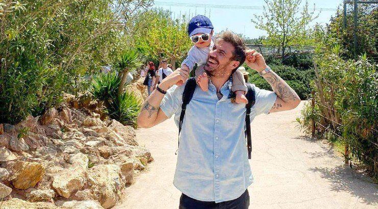 Άκης Πετρετζίκης: Βουτιές στην πισίνα με την εγκυμονούσα σύζυγό του και τον γιο τους! [εικόνες]