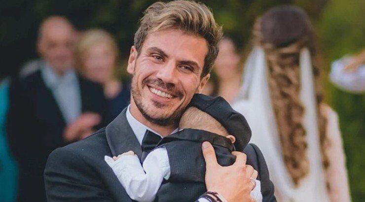 Άκης Πετρετζίκης: Απαθανατίζει τον γιο του να τον παρακολουθεί στην τηλεόραση [εικόνα]