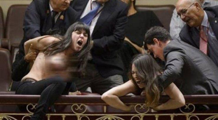 Γυμνόστηθες ακτιβίστριες εισέβαλαν στο ισπανικό κοινοβούλιο