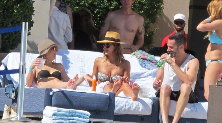Η Jessica Alba με μπικίνι στην πισίνα [εικόνες]
