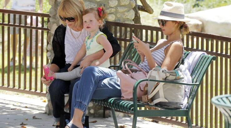 Jessica Alba: Χαλαρές στιγμές με τη μητέρα της και την κόρη της [εικόνες]