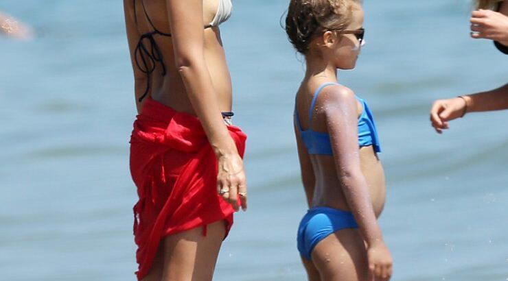 Η Jessica Alba στην παραλία με bikini [εικόνες]