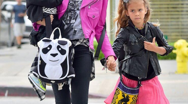 Το φούξια leather jacket της Jessica Alba [εικόνες]