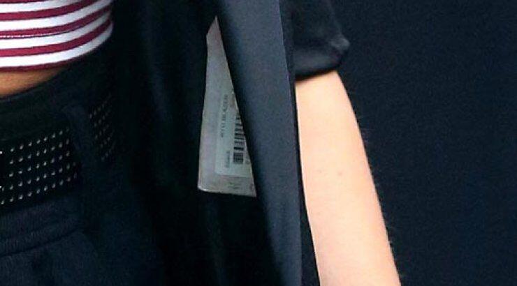 Jessica Alba: Ξέχασε την ετικέτα πάνω στα ρούχα της [εικόνες]