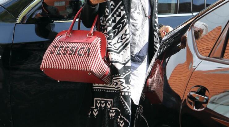 Jessica Alba: Τσάντα με το όνομά της [φωτογραφίες]