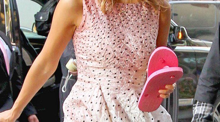 Jessica Alba: Με τα παπούτσια στο χέρι [εικόνες]