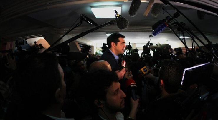 Τα ευτράπελα των εκλογών: Η καρέκλα του Τσίπρα, η παράλειψη του Σαμαρά και η φωτογραφία του Θεοδωράκη 