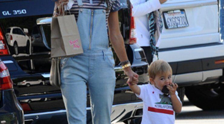 Δείτε τον κατάξανθο γιο της Alessandra Ambrosio 