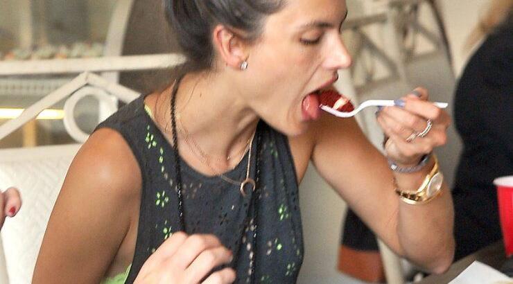 Κι όμως! Η Alessandra Ambrosio τρώει γλυκά [εικόνες]