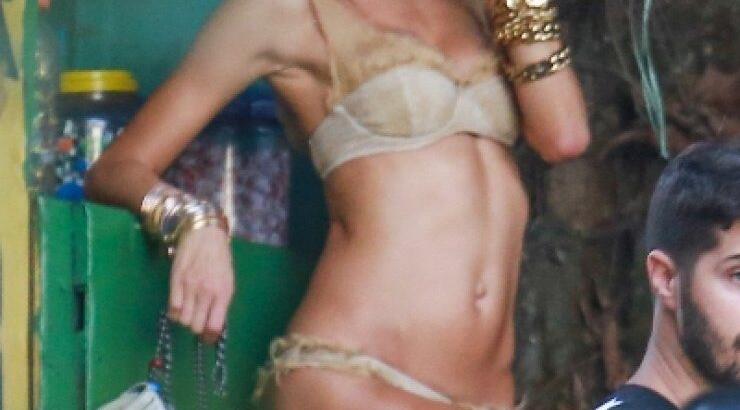 Κολάζει η νέα φωτογράφηση της Alesandra Ambrosio [εικόνες]